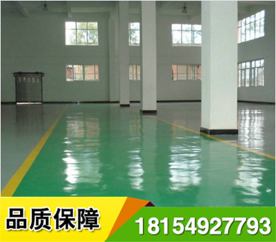 環(huán)氧樹脂砂漿地坪漆施工注意事項(xiàng) 1、環(huán)境溫度為25℃時(shí)，施工后2-3天應(yīng)達(dá)到實(shí)干，即硬度達(dá)到完成固化的80%左右； 2、表面不能出現(xiàn)發(fā)粘現(xiàn)象； 3、氣泡：平涂型、砂漿型無(wú)氣泡，自流